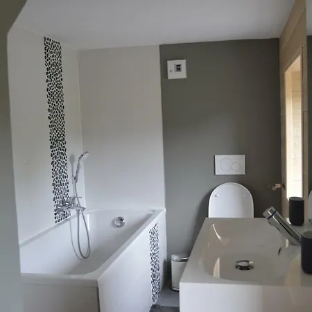 La Tourelle D'achille Leontine Nyaraló *