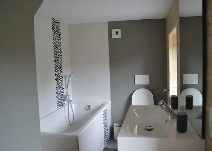 La Tourelle D’achille Leontine Hébergement de vacances *